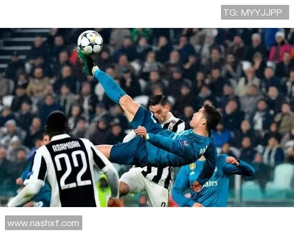 欧冠赛场惊现奇葩瞬间球迷冲入抢夺C罗球衣引热议